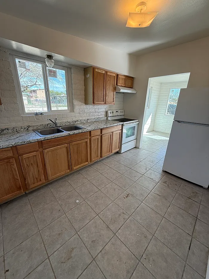 2 bed, 1.0 bath, 700 sqft, $1,000 — Photo 4