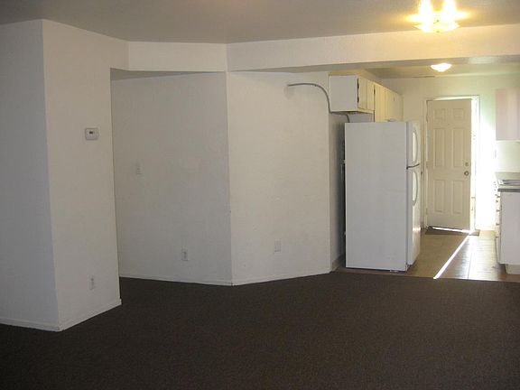 UNIT B LIVING ROOM