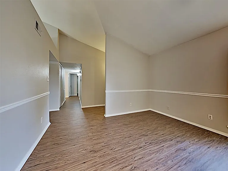 2821 Carnaby Ln — Photo 5