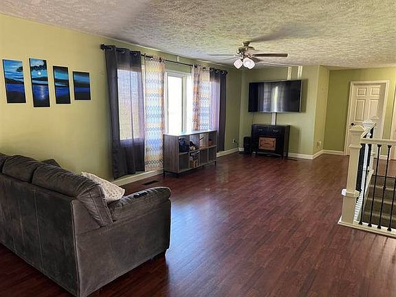 2nd image of 821 Arrowhead Dr