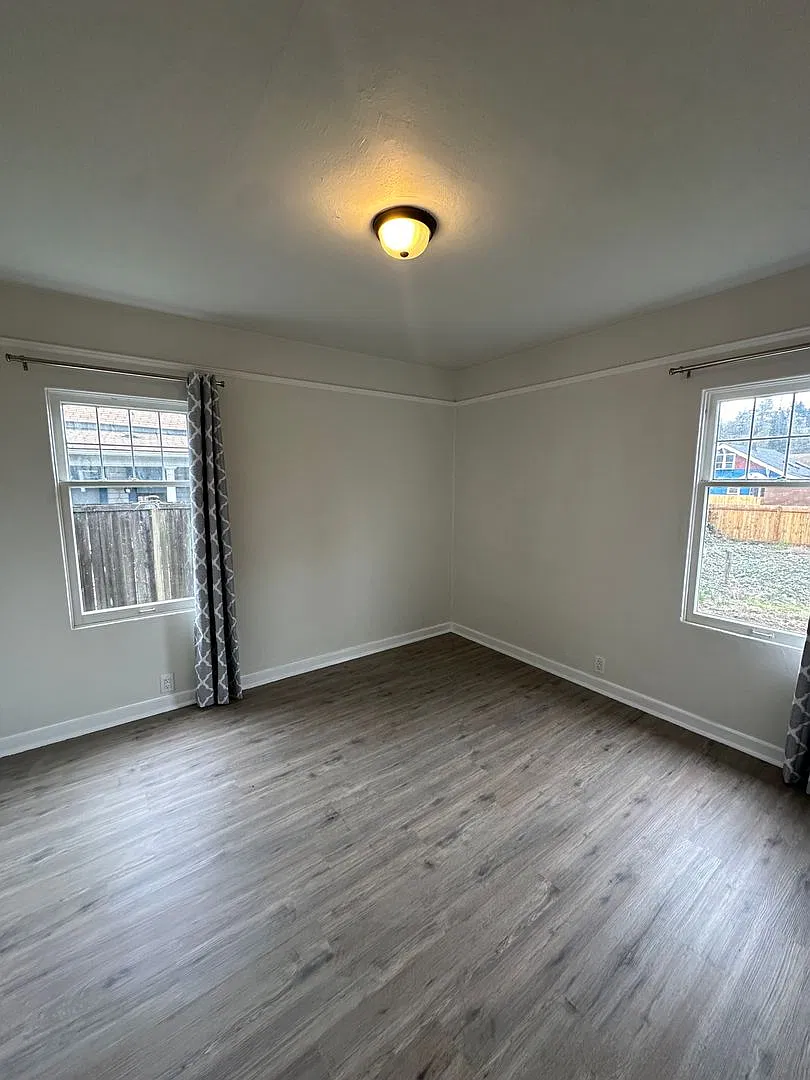 Downtown Remodeled Kent Home with fenced yard! — Photo 2