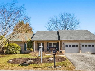 51 Pembroke Ln, Falling Waters, WV, 25419