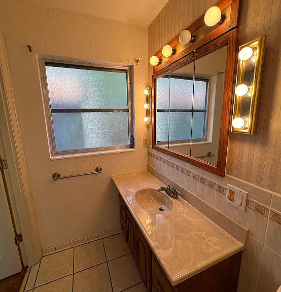 Primary bath (ensuite)