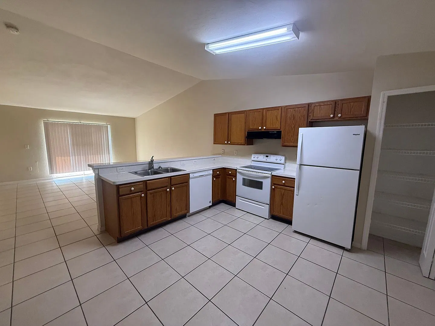 First Month Free Duplex 3/2 + Garage 1 Vehicle. — Photo 3