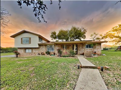 1600 11TH ST, Floresville, TX, 78114