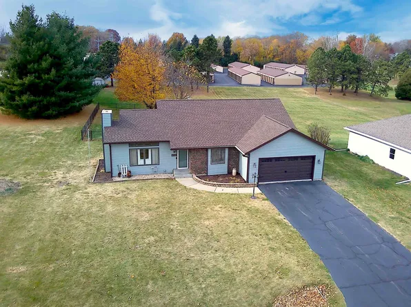 902 N Greenfield Dr, Freeport, IL 61032