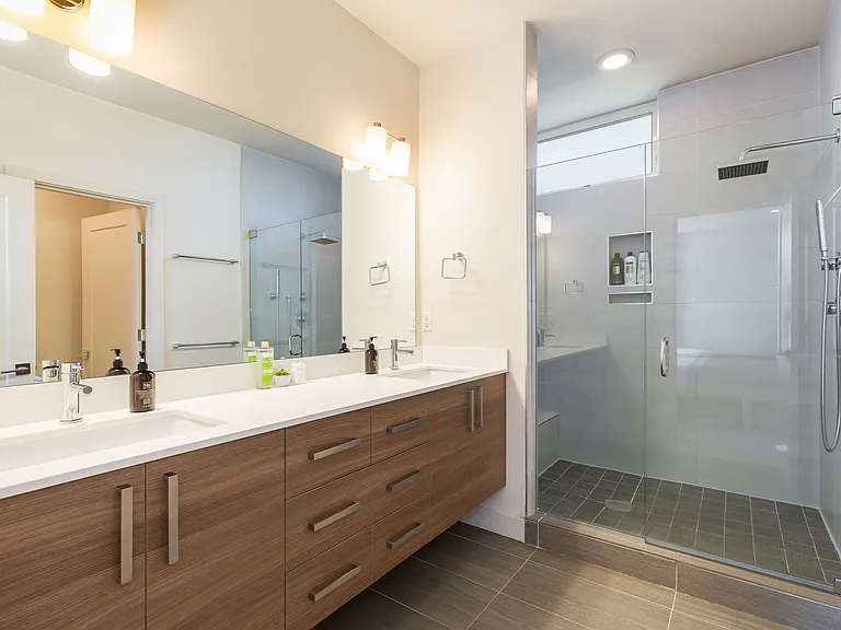 2308B Franklin Ave E — Photo 4