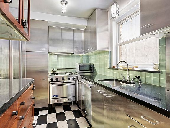 3rd image of 71 E 77th St APT 3D