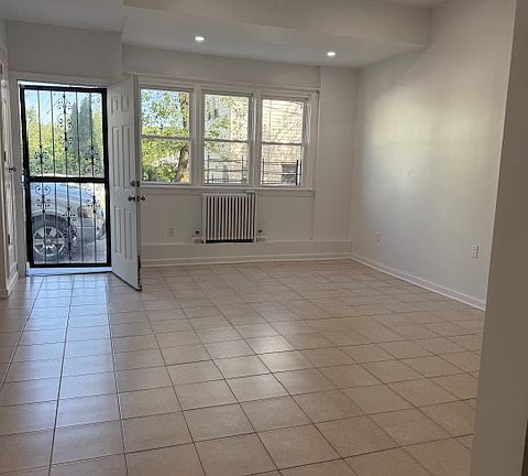 4th image of 207 Edwards Pl #1A