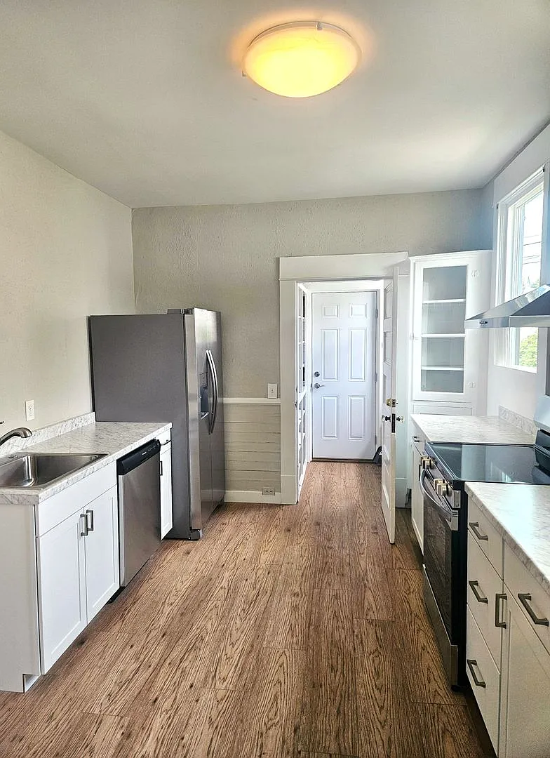 $1000 off 1st Month's Rent! Charming 5-Bedroom Home with Updated Kitchen, & Bath in Fairhaven! — Photo 4