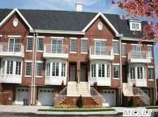 304 Soundview Ln, College Point, NY 11356