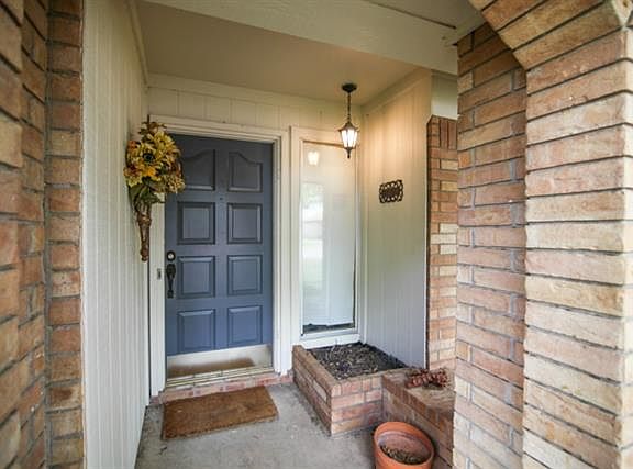 5th image of 3825 Santa Monica Dr