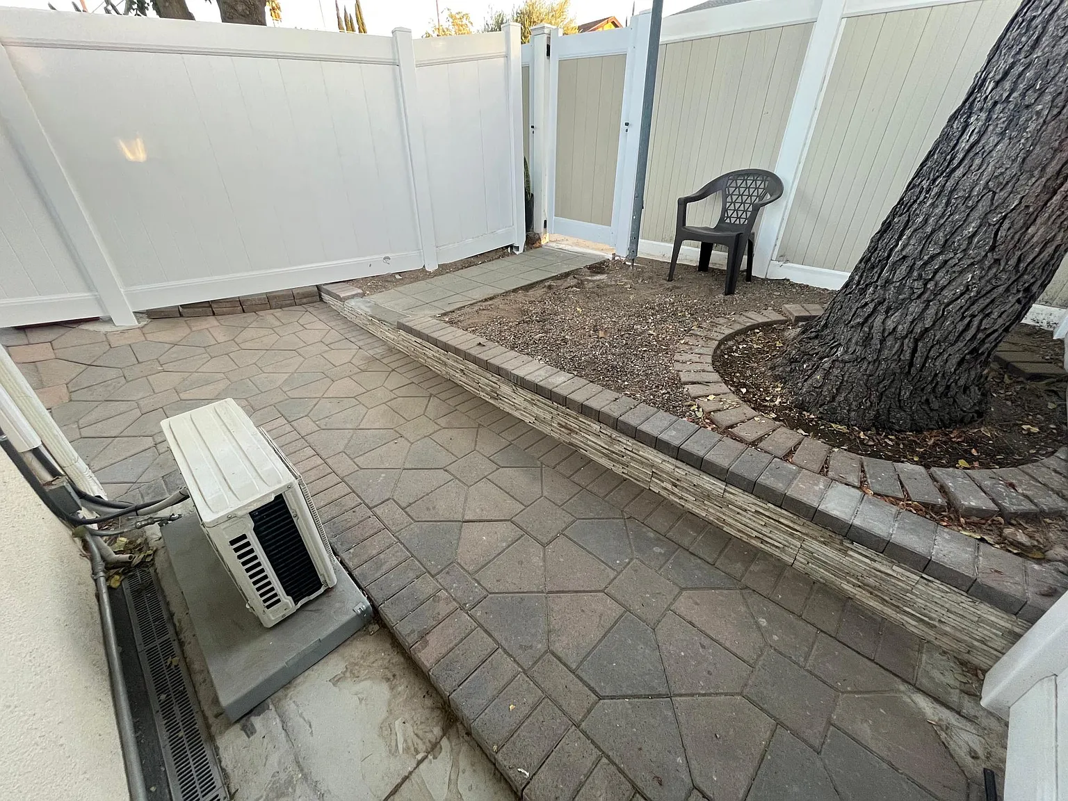 10904 Scoville Ave — Photo 3