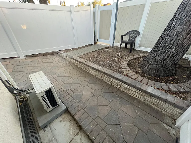 10904 Scoville Ave — Photo 3