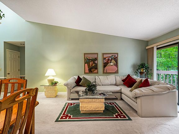 5th image of 377 Lake Catherine Ct