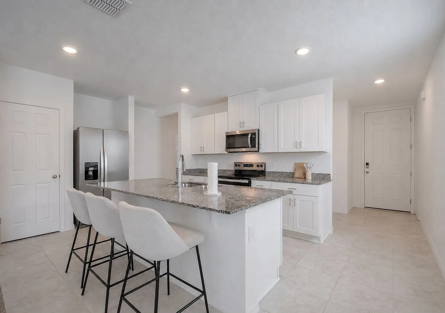 Modern 4/2 House in Lake Deer Estates Available Now! — Photo 4