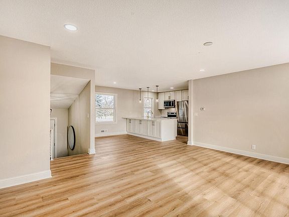 5th image of 13850 Garrett Ave