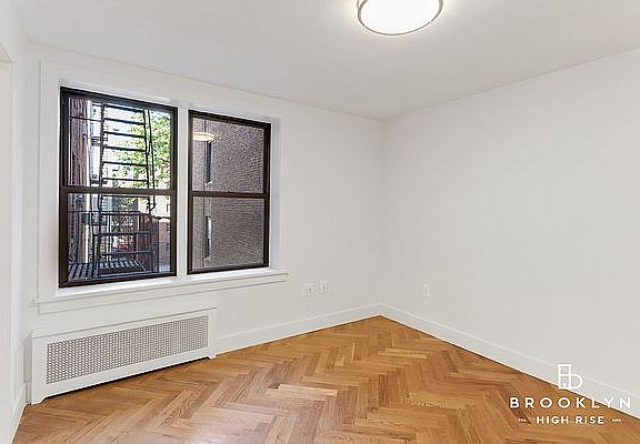 4th image of 11 Crooke Ave #3B