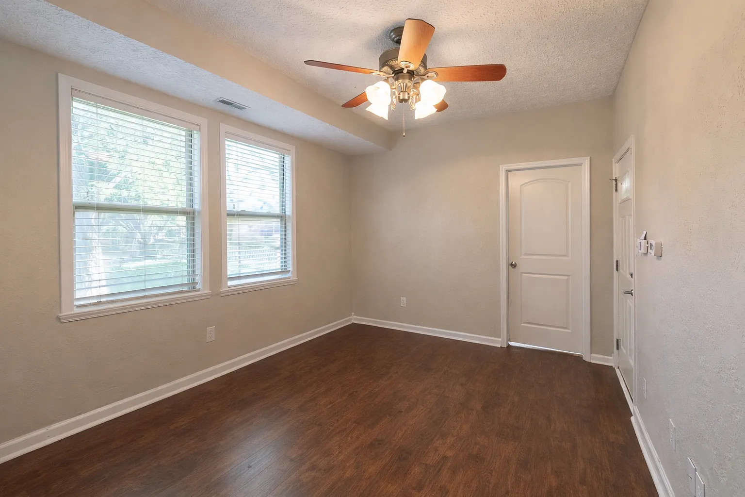 3 bed, 1.0 bath, 990 sqft, $1,350 — Photo 1