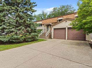 140 Springhill Dr, Bolingbrook, IL 60440