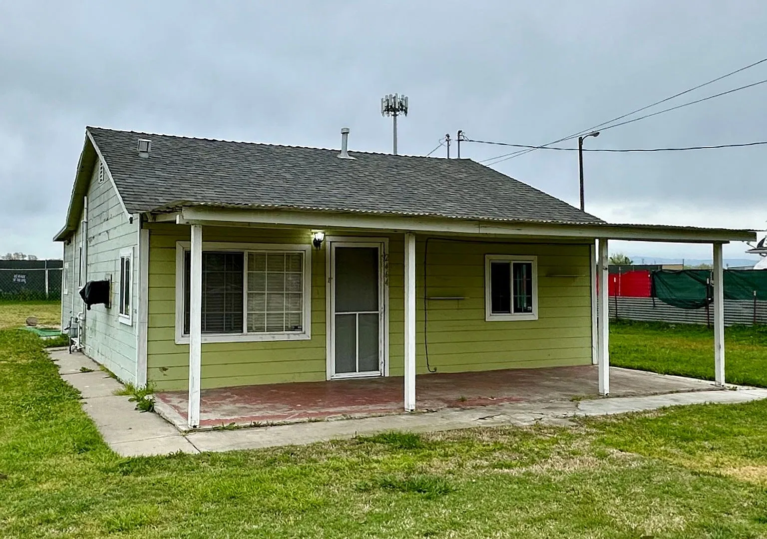 Country living 2 bedroom 1 bathroom house on .67 acres — Photo 1