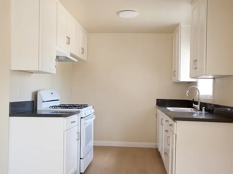 Coldwater Canyon Apartments — Photo 12
