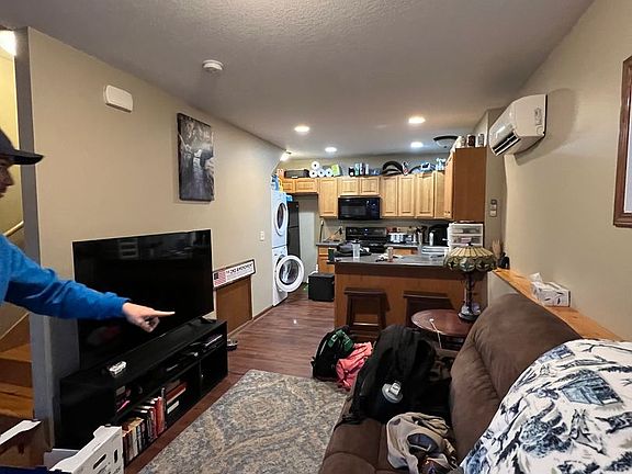 4th image of 216 James Ave #3