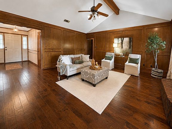 2nd image of 2527 Spruce Dr