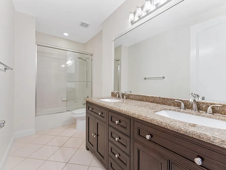 604 NE Francesca Ln — Photo 25