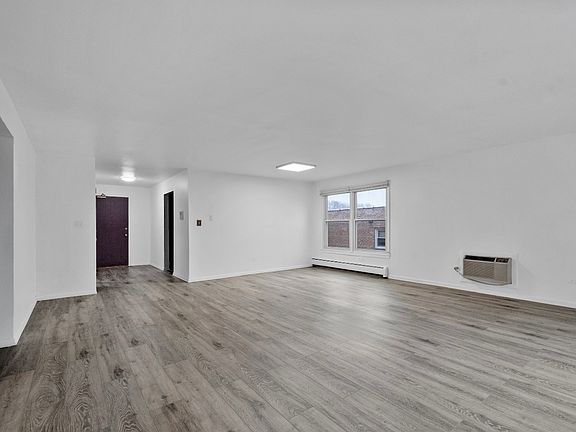 4th image of 6645 N California Ave #303