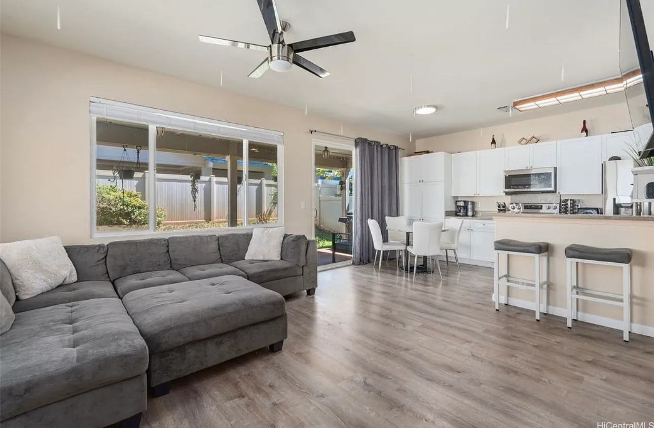 3 bed, 1299 sqft, $4,300 — Photo 1