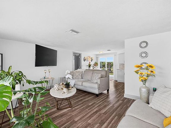 5th image of 7811 Fox Hollow Dr