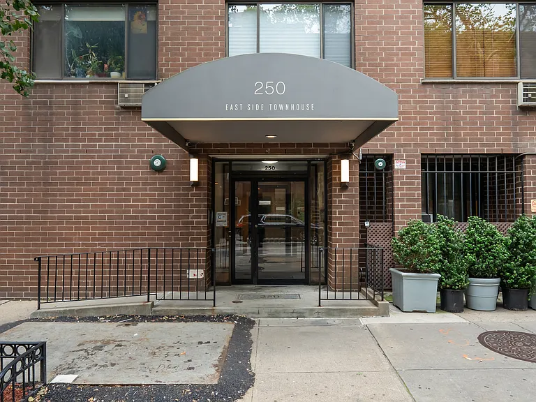 250 E 31st St #6A — Photo 9