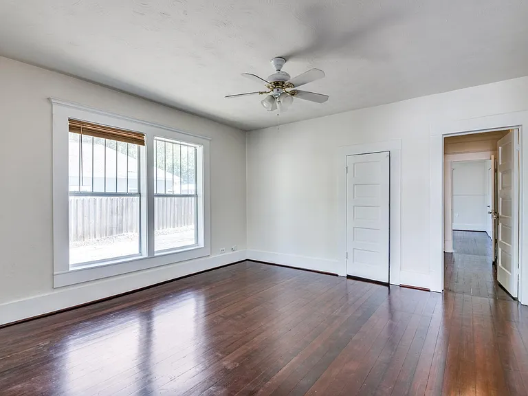 210 E Standifer St — Photo 13