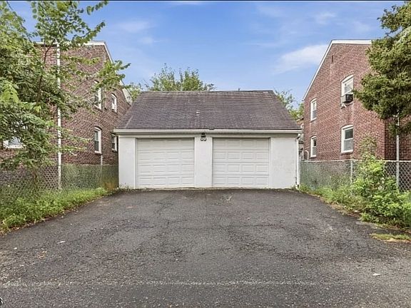 4th image of 417 Adams St