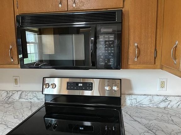 New smooth-top range, microwave above.