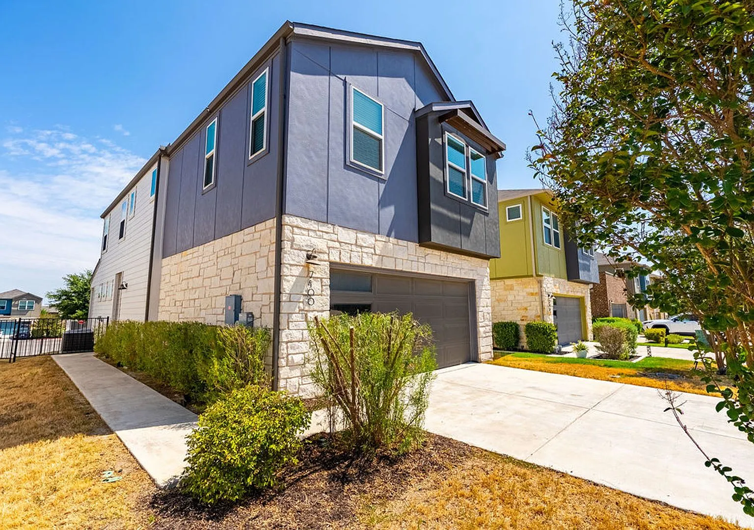 Beautiful 3 bedroom, 2.5 bathroom home in Southeast Austin — Photo 2