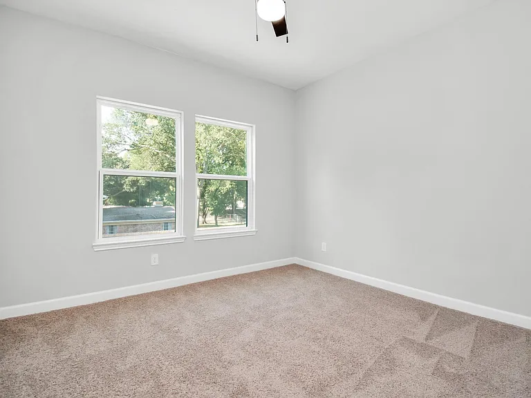 2355 Hoskins Dr — Photo 31