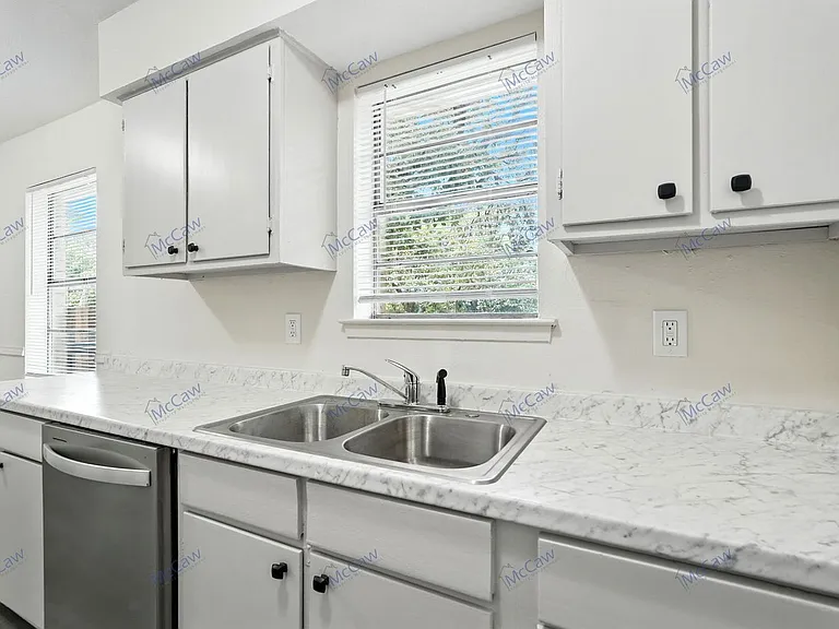4425 Central Ln — Photo 11