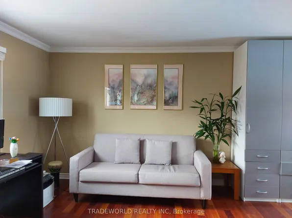 880 Leslie Valley Dr, Newmarket, ON L3Y 7G9