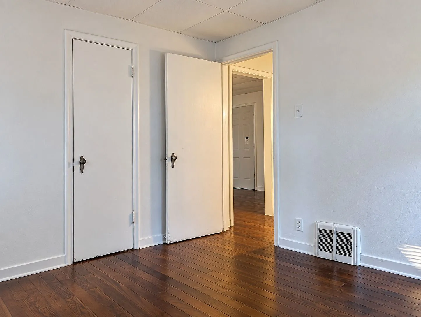 2 Bed 1 Bath Walking Distance to ND — Photo 2