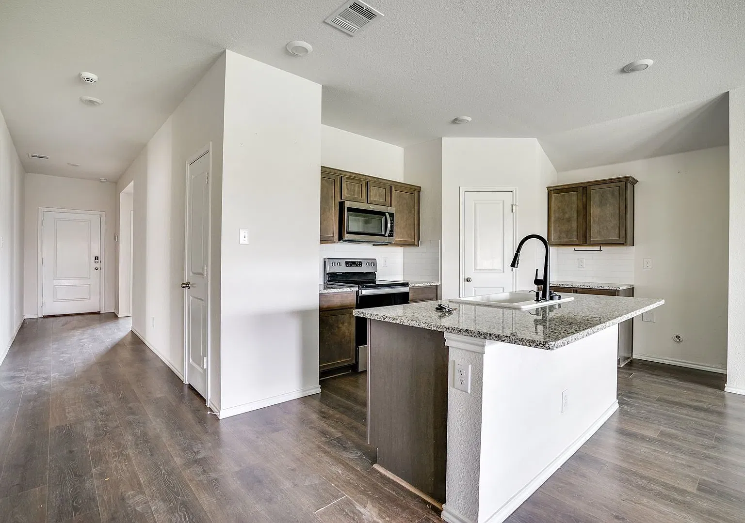 Beautifully maintained 4 bedroom home in sought after Magnolia. This home has a perfect floorplan... — Photo 4