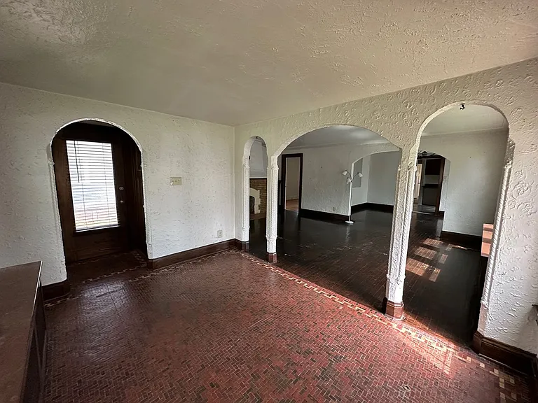 1818-1820 E Newberry Blvd — Photo 3