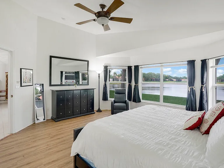 5335 Vernio Ln — Photo 24