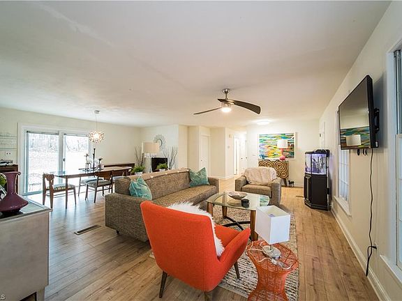 3rd image of 343 Wildwood Ln