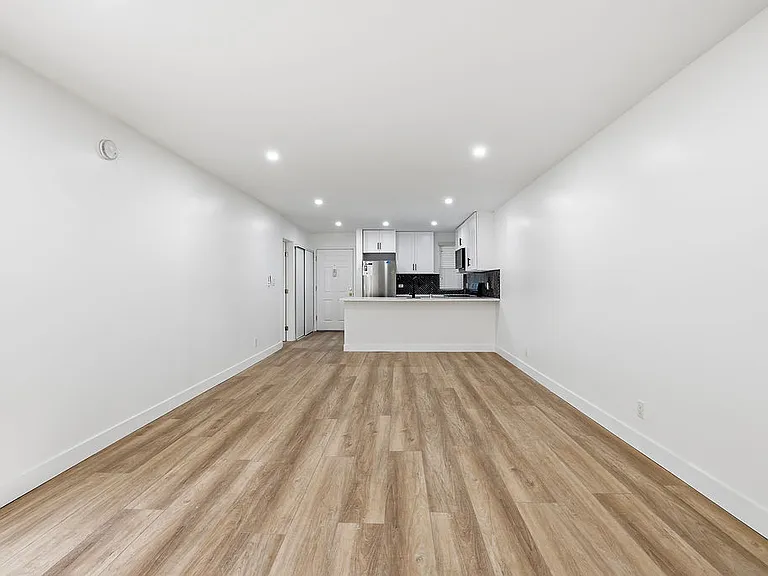 Encino Country Club Apartments — Photo 58