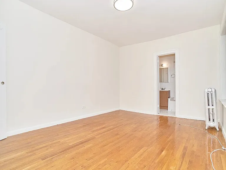 2 Ellwood St #6R — Photo 3