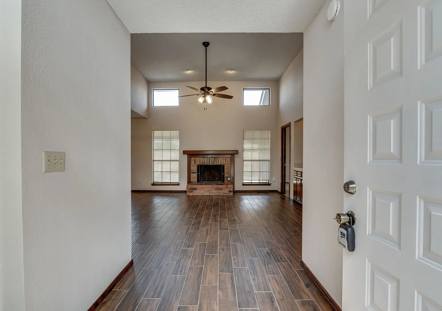 3 Bedroom 2 Bath 2 Car Garage - Putnam City Schools — Photo 4