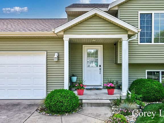 3rd image of 514 Clearwood Dr SE