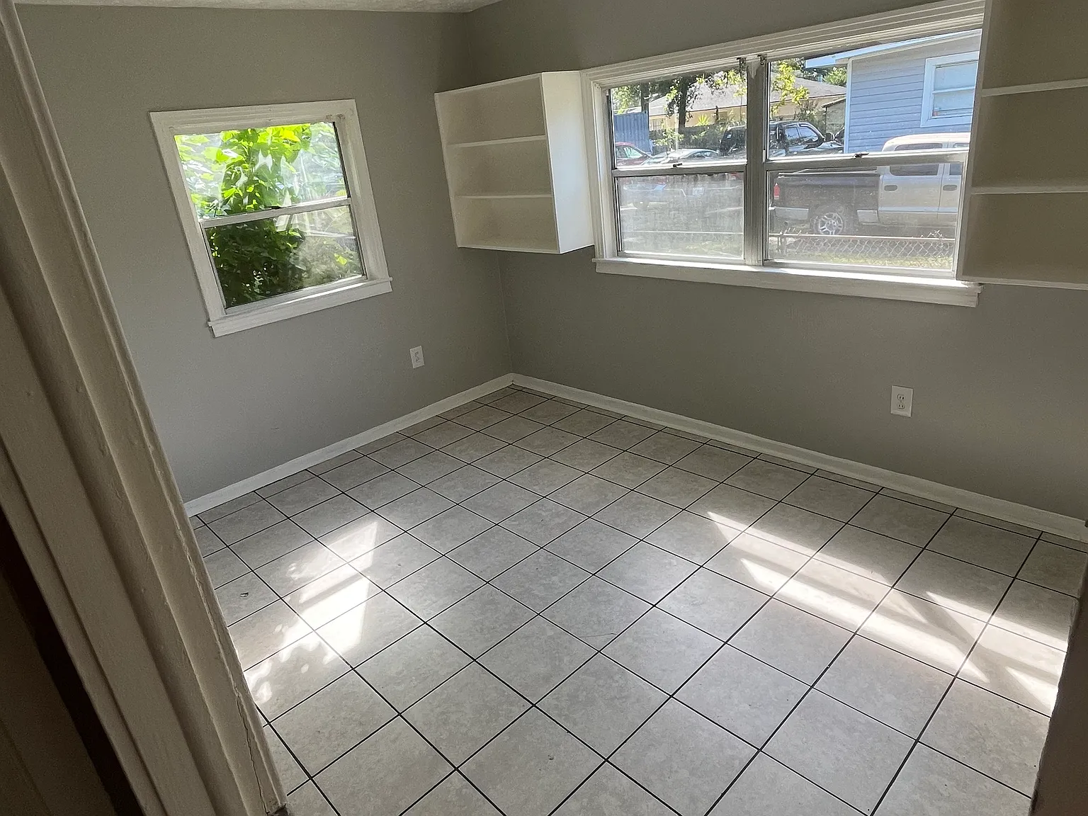 3 bed, 916 sqft, $1,000 — Photo 2
